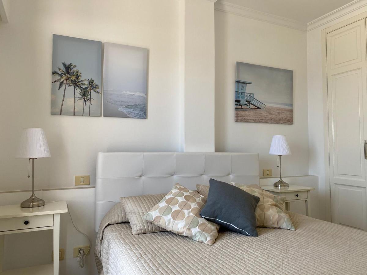 Billy'S Beachfront Apartment With Pool Access ปวยร์โต เด มอแกน ภายนอก รูปภาพ